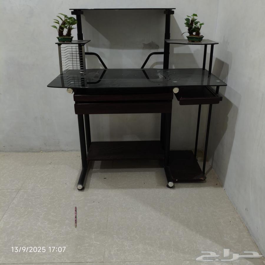 طاولة كمبيوتر للبيع64520332613251111