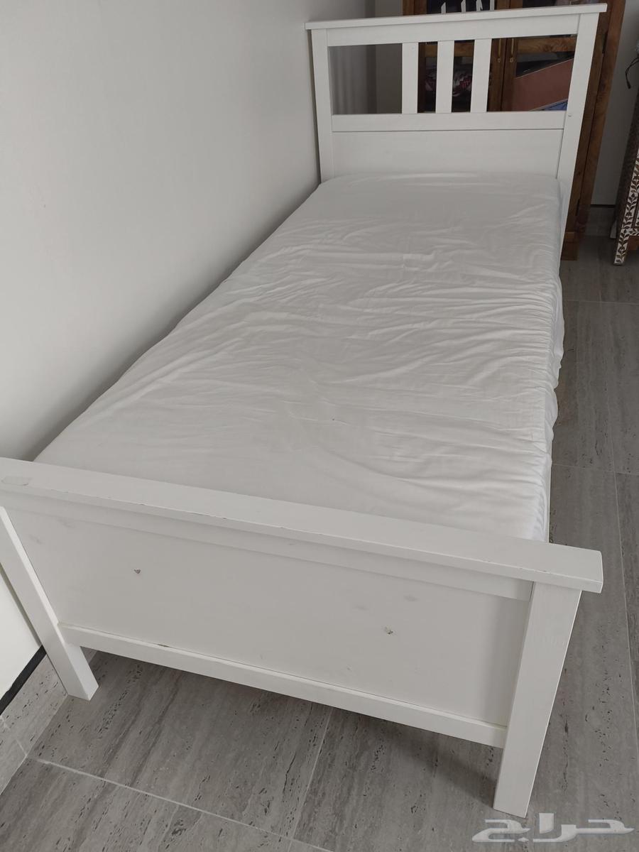 سرير إيكيا مع ماتراز وطاولة بجانب السرير64524420406785110
