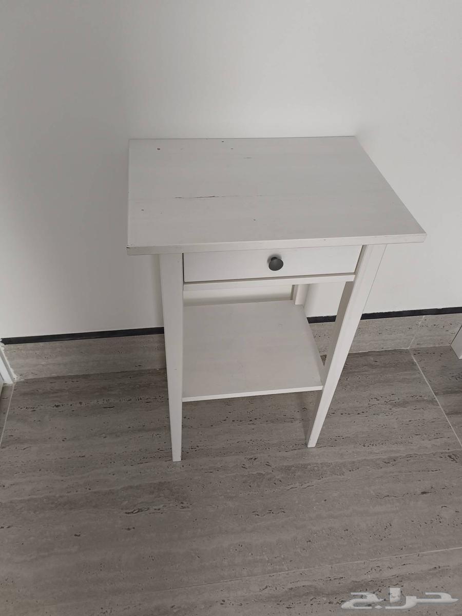 سرير إيكيا مع ماتراز وطاولة بجانب السرير64524420406785114