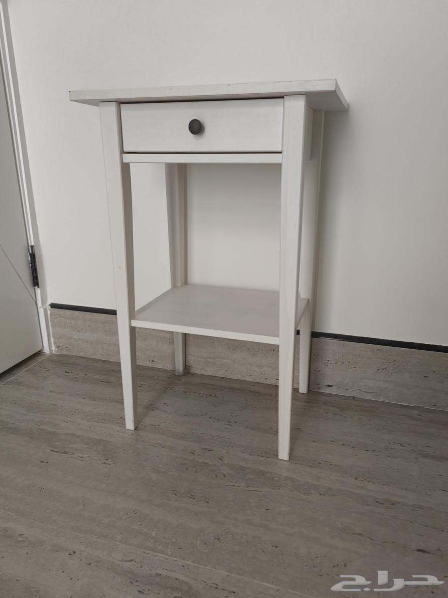 سرير إيكيا مع ماتراز وطاولة بجانب السرير64524420406785113