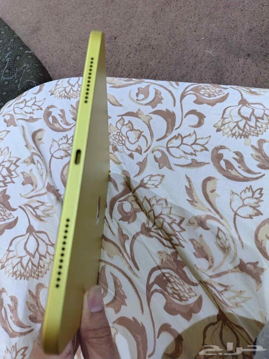 iPad 11 2025 like new 4 months of use includes box and char64522964157697111