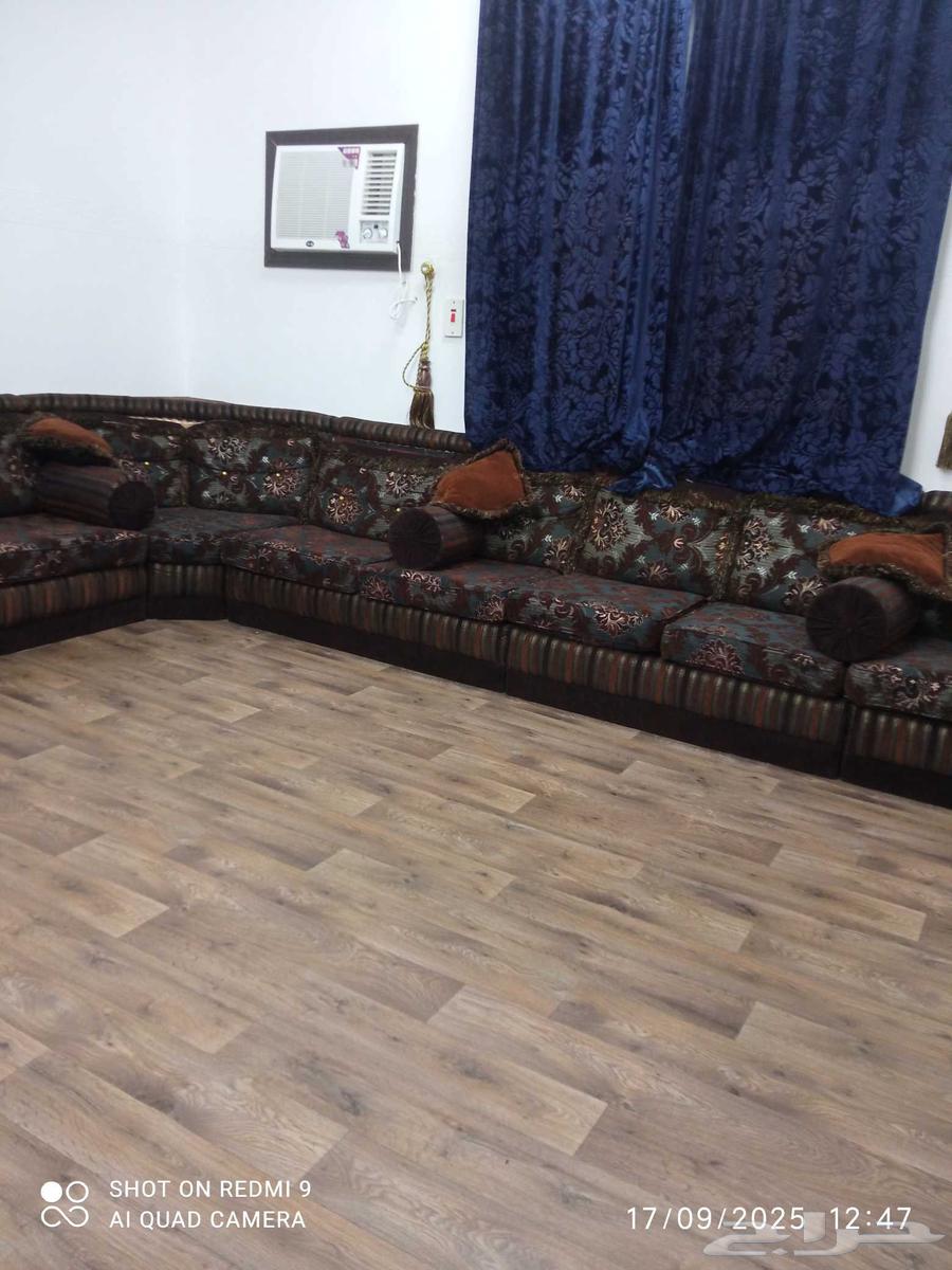 طقم كنب نظيف جداا معا الفرش الأرض و5طاولات خدمه 400ريال64521836642433113