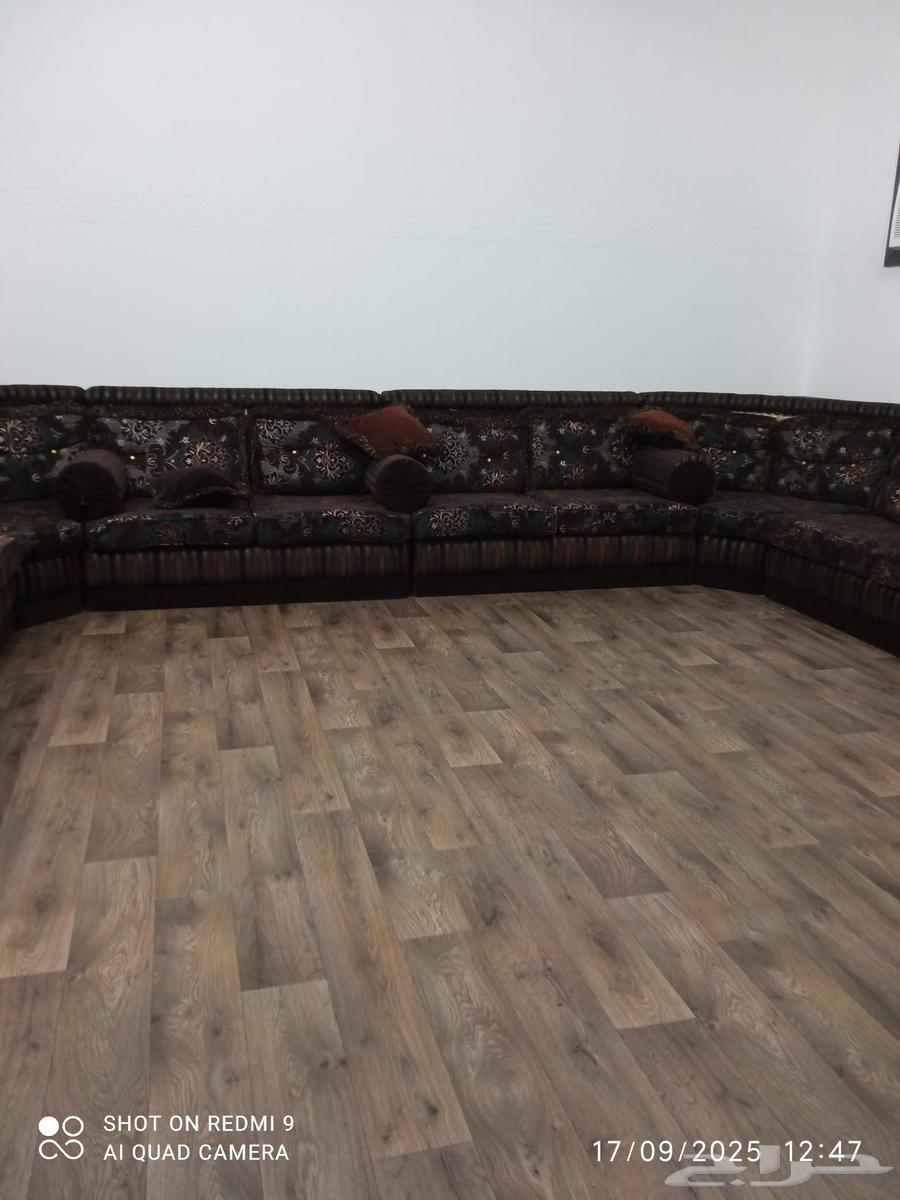 طقم كنب نظيف جداا معا الفرش الأرض و5طاولات خدمه 400ريال64521836642433110