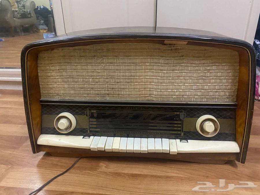 Old classic radio in excellent condition, price 1000 riyals64524905186434112