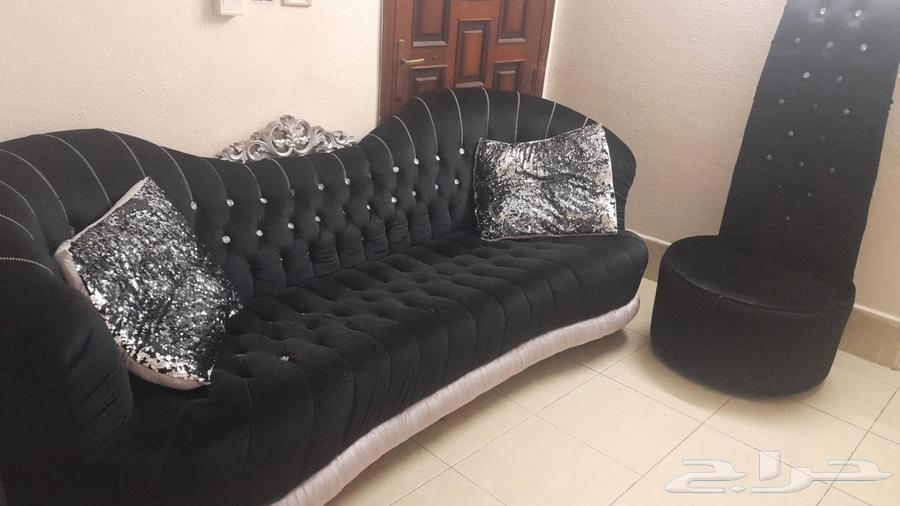 Used sofa in good condition, 3 large pieces and 4 single chairs and 3 tables64527052898689111