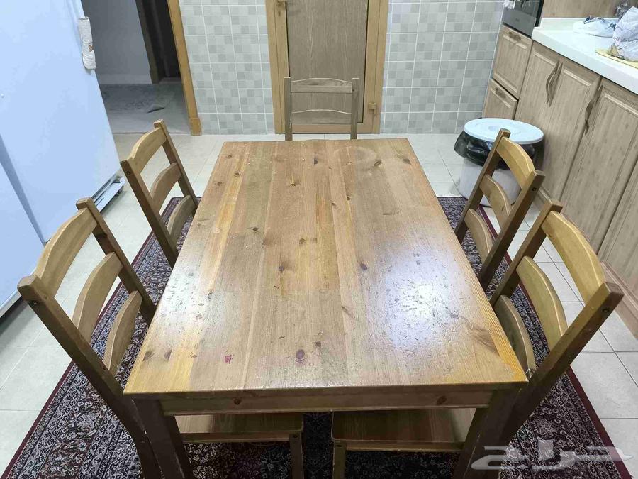 طاولة من إكيا للبيع على السوم مع خمس كراسي64519073878018110