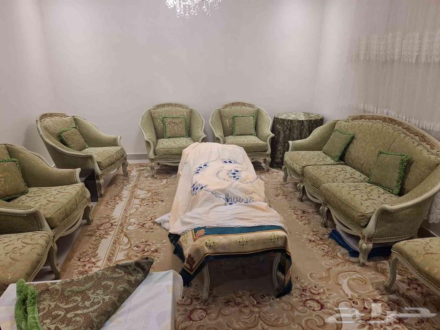 Old and clean sofa64525330731138110