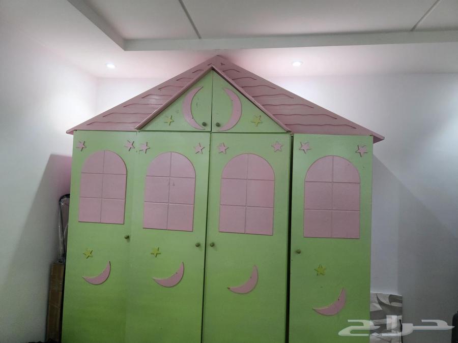 Three beds, dining table, garden table, sofa chair, 2 rocking chairs64524656864897111