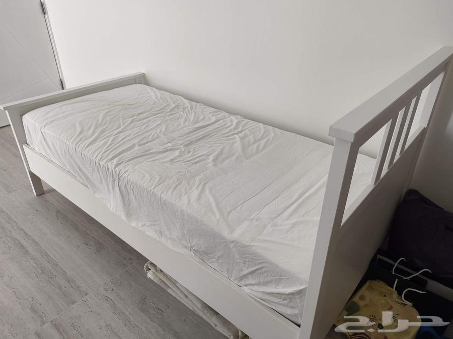 سرير إيكيا مع ماتراز وطاولة بجانب السرير64524420406785111