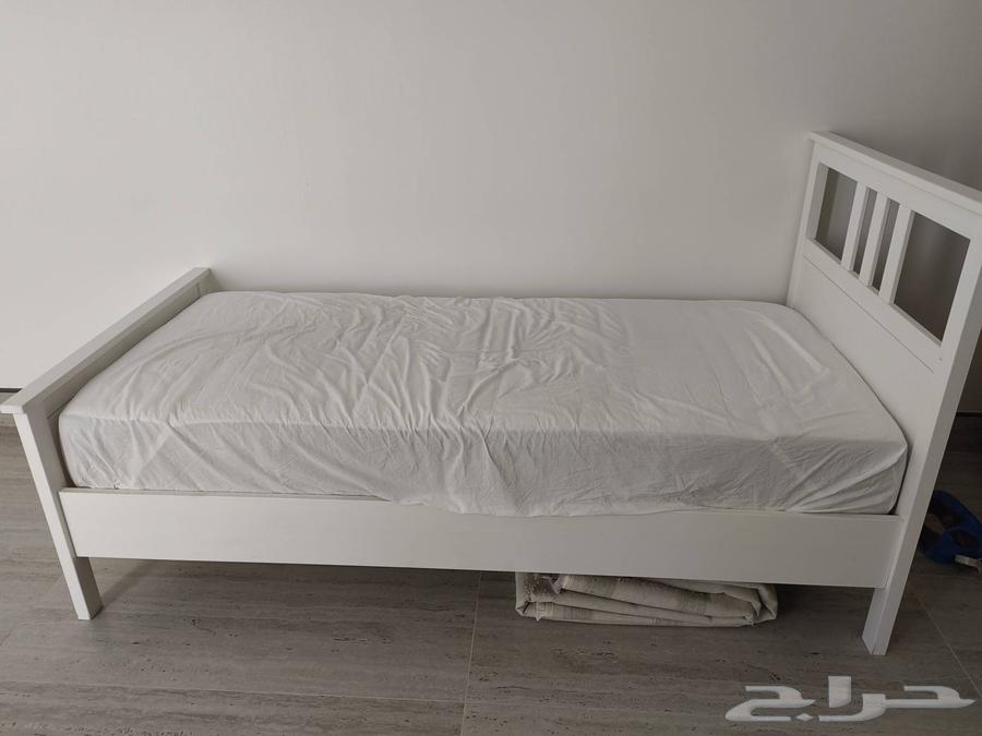 سرير إيكيا مع ماتراز وطاولة بجانب السرير64524420406785112