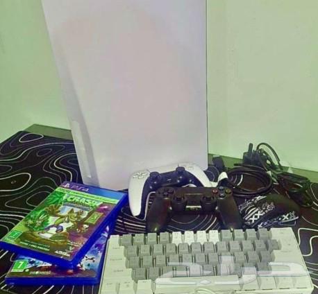 السلام عليكم عندي سوني فايف فات نظيف معه ماوس كيبورد ويدين64519850481410110