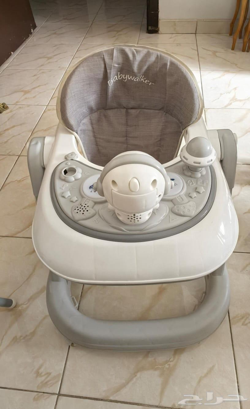 سرير أطفال مستعمل نظيف جدا وكرسي طعام ومشايه وعربيه للطفل64526537894914113