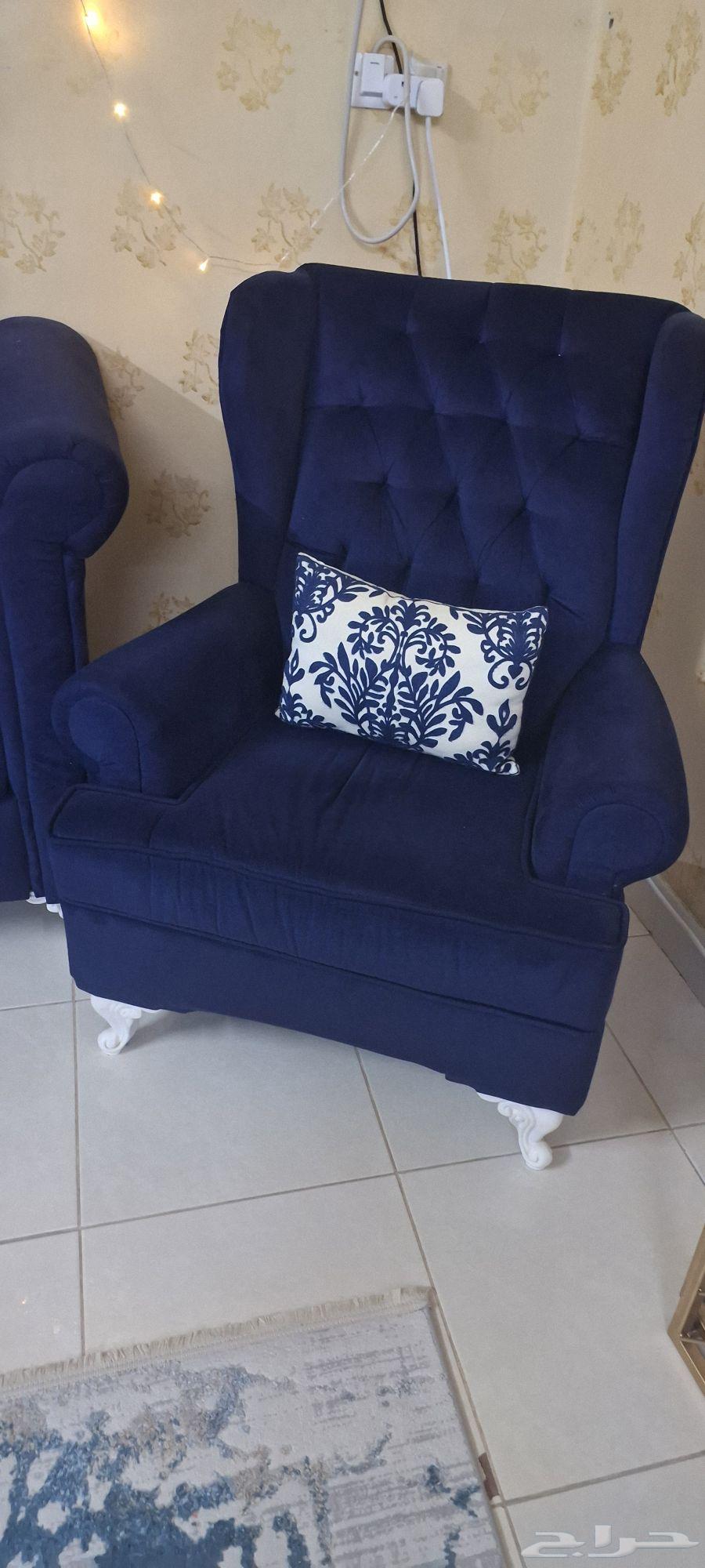 4 double sofas and 2 single ones, meaning ten seats in good condition64519723406338112