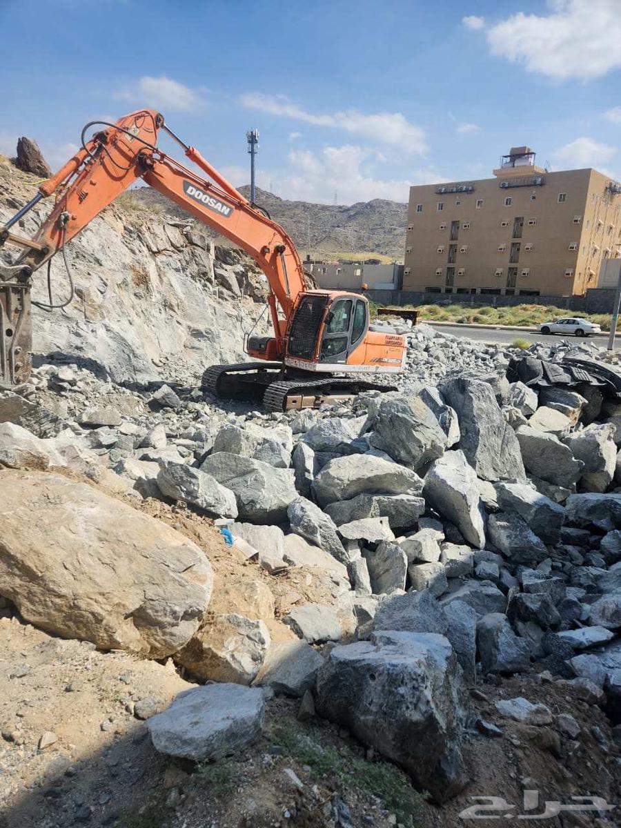 Rock crushing contractor in Mecca, we have bulldozers, shovels, and stone construction workers64502364023042113