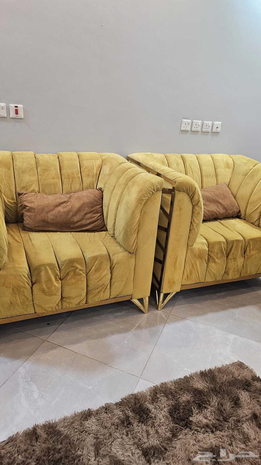 كنب للبيع مكون من 3 كنب ثلاثيه و 2 مفرد السعر 600للبيع العاج64530557478657110