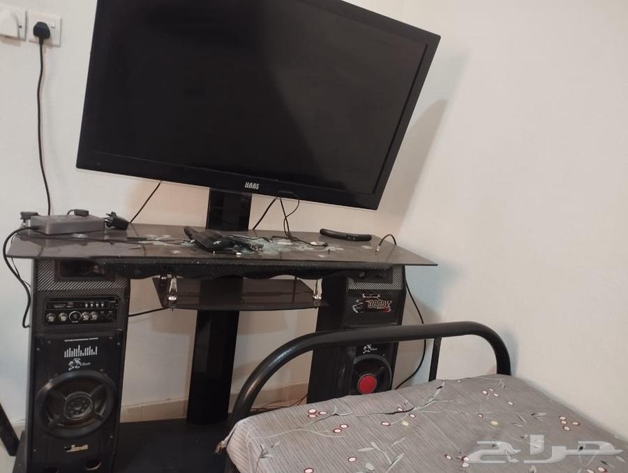 شاشة 50 بوصة مع طاولة خاصة بها مع سمعات كبيرة64530219642243110