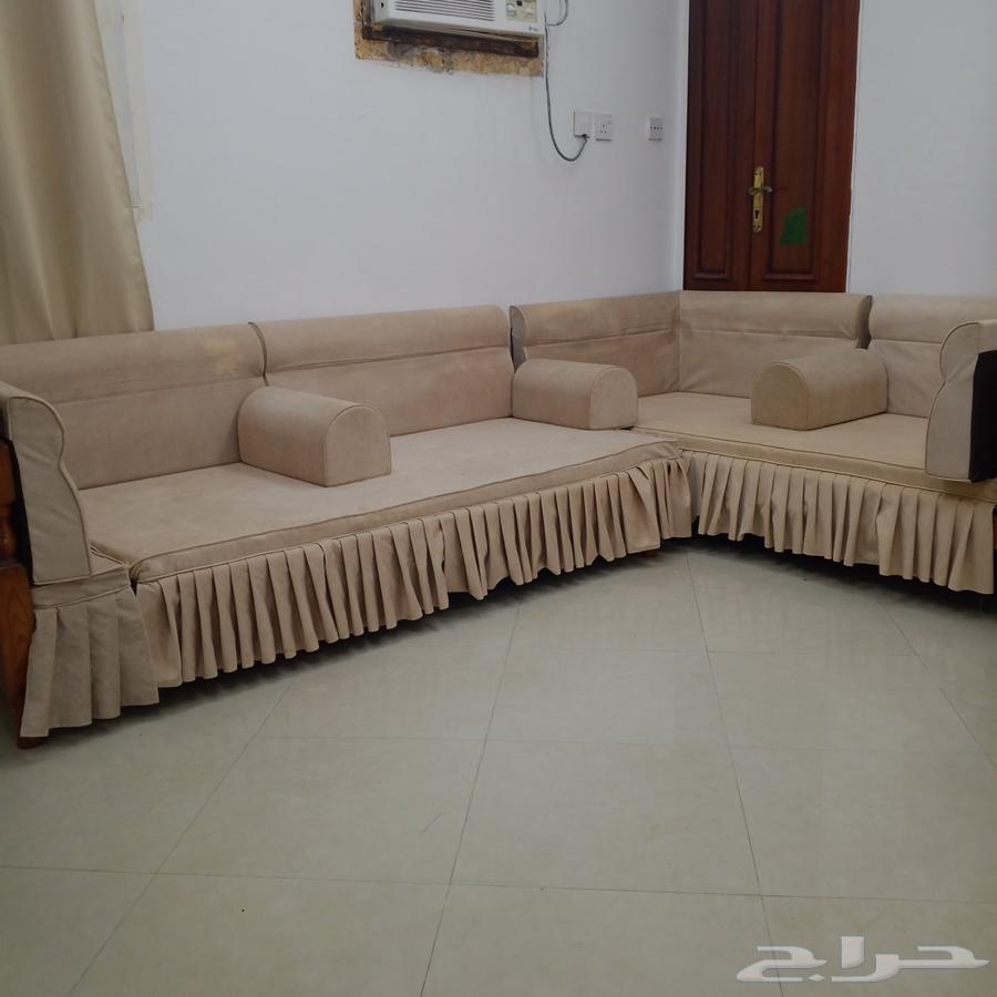 كنب مع سرر ثلاث قطع بحاله جيده للبيع64531560911489112