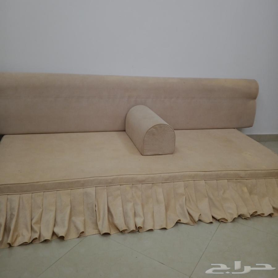 كنب مع سرر ثلاث قطع بحاله جيده للبيع64531560911489113