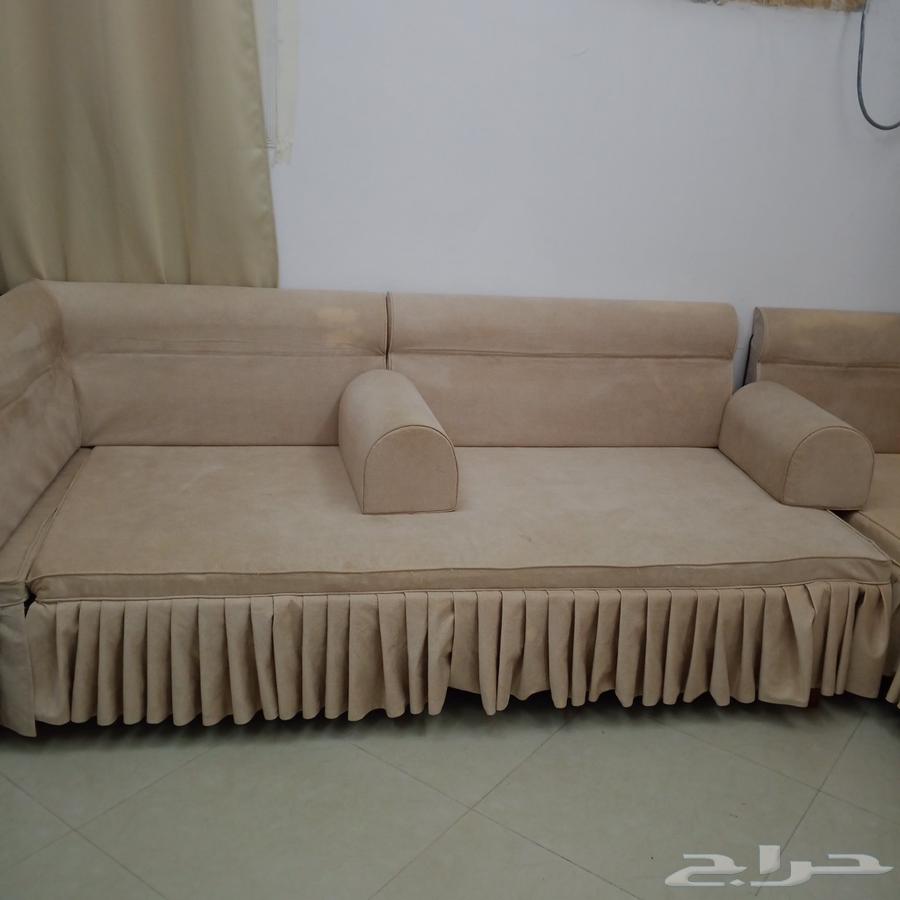 كنب مع سرر ثلاث قطع بحاله جيده للبيع64531560911489111