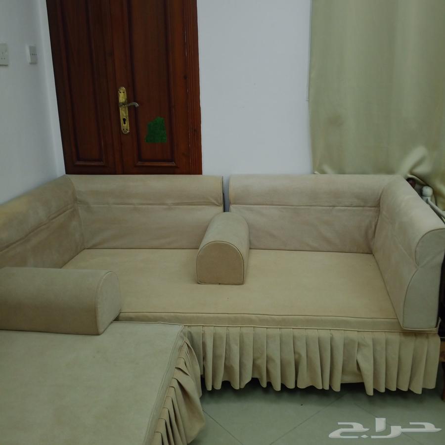 كنب مع سرر ثلاث قطع بحاله جيده للبيع64531560911489110