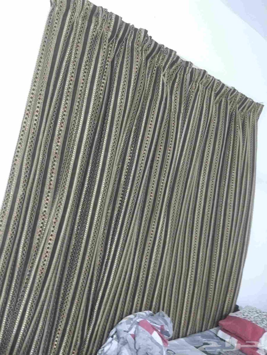 مجلس صالون بحالة جيدة مع الستارة64534803194625113