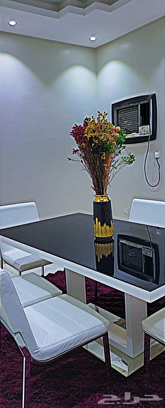 طاوله أكل سطح زجاجي مع الكراسي للبيع64533422335873110