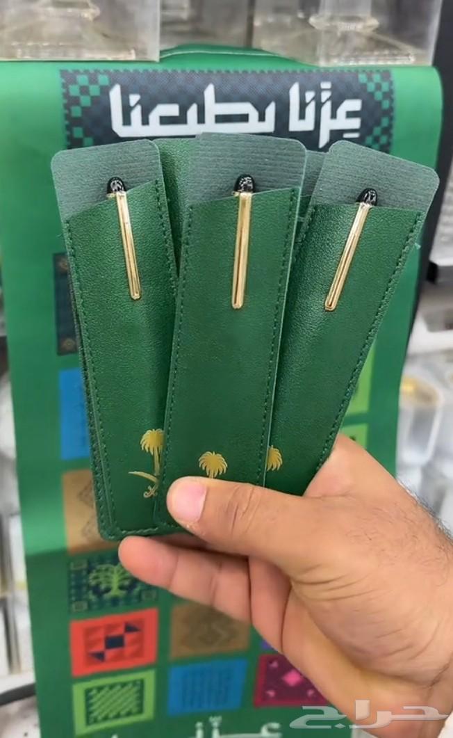 توزيعات أقلام اليوم الوطني مع محفظة جلد بشعار سيفين ونخلة64534212227587110