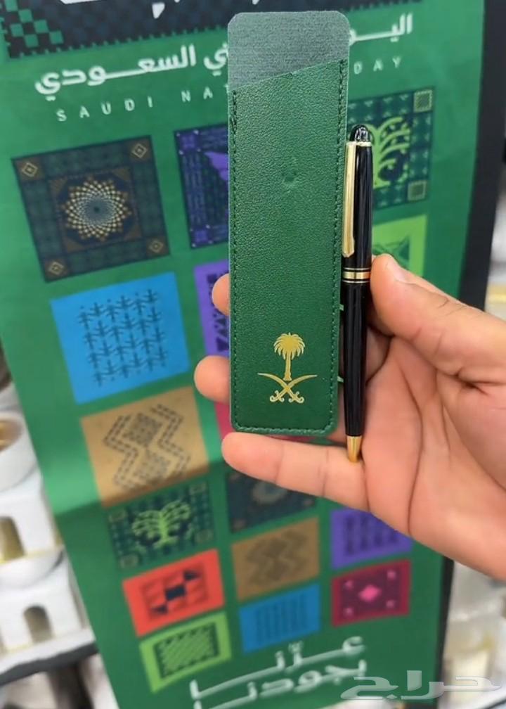توزيعات أقلام اليوم الوطني مع محفظة جلد بشعار سيفين ونخلة64534212227587112