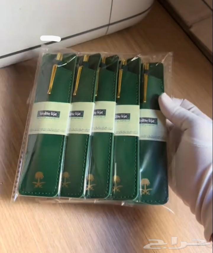توزيعات أقلام اليوم الوطني مع محفظة جلد بشعار سيفين ونخلة64534212227587114