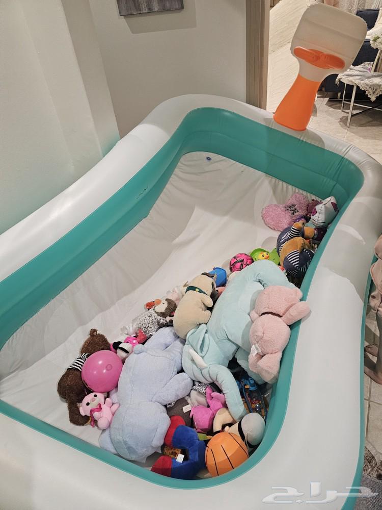 Large swimming pool, priced at 290, asking for 100 new64529320543746110