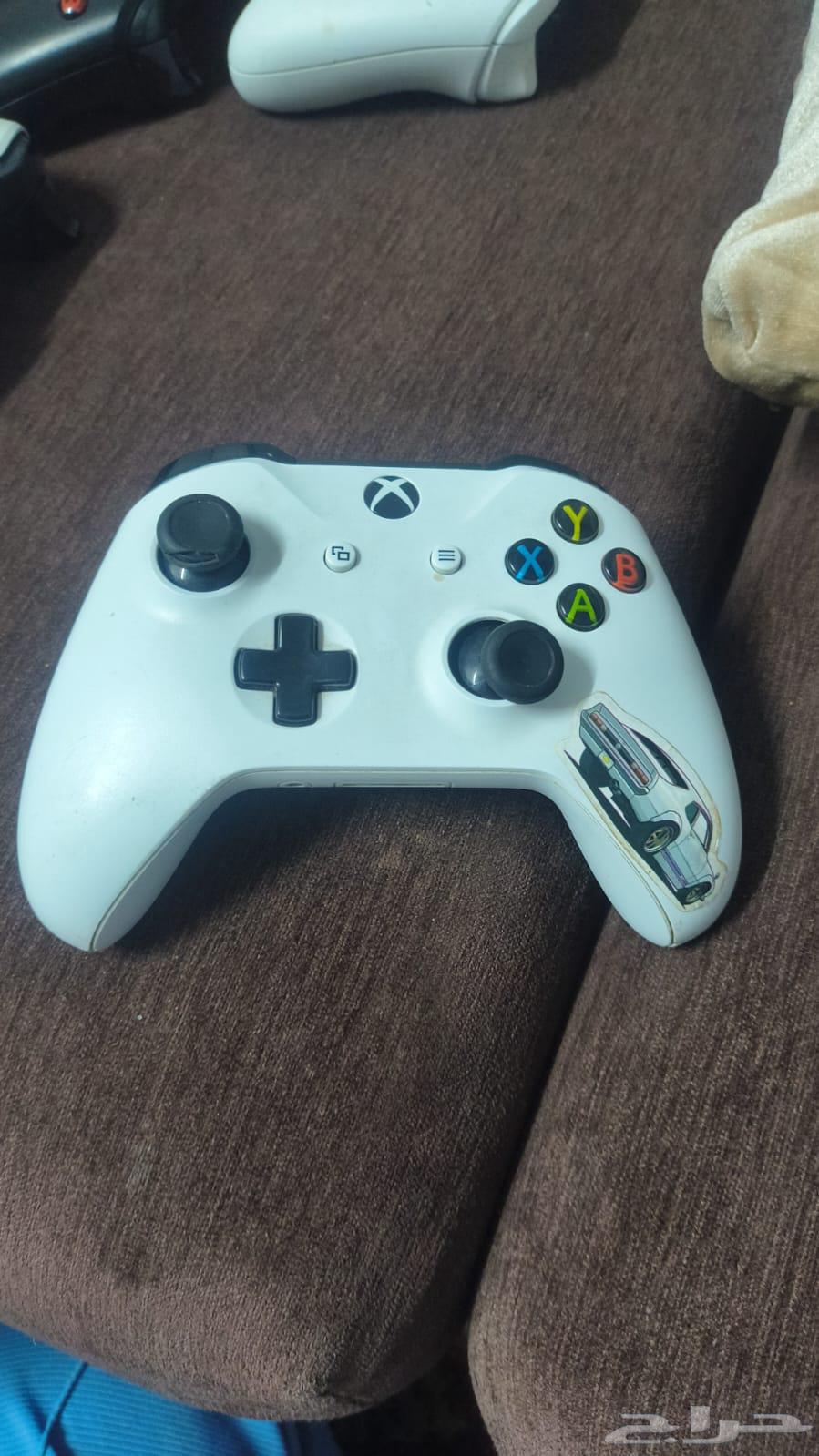 Broken Xbox controllers64533335113091114