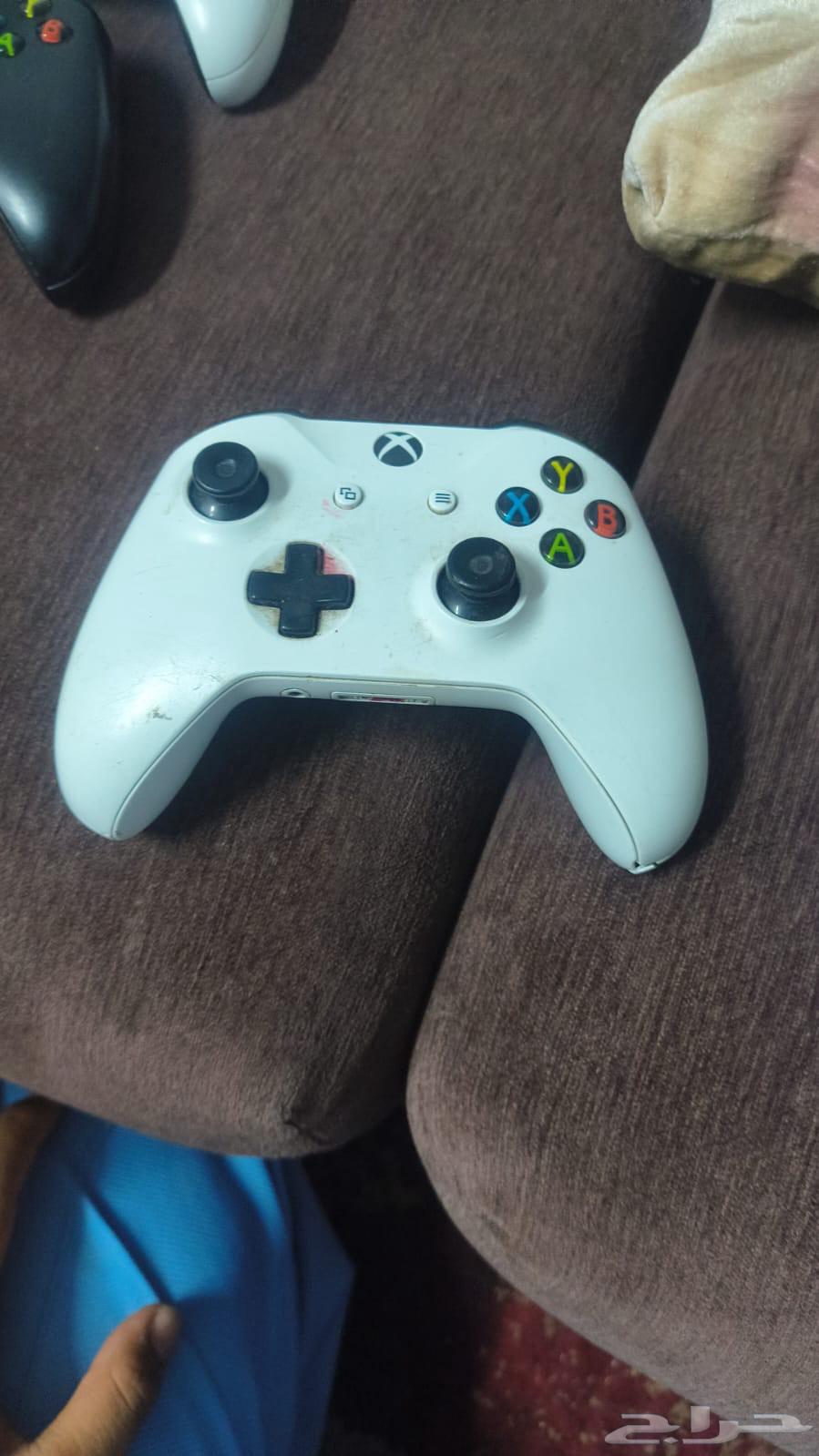 Broken Xbox controllers64533335113091111