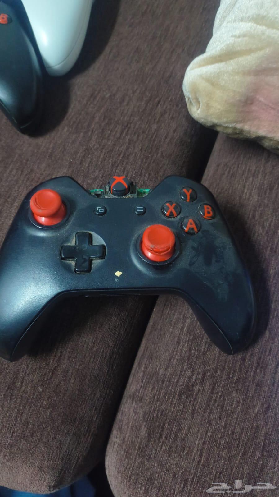 Broken Xbox controllers64533335113091112