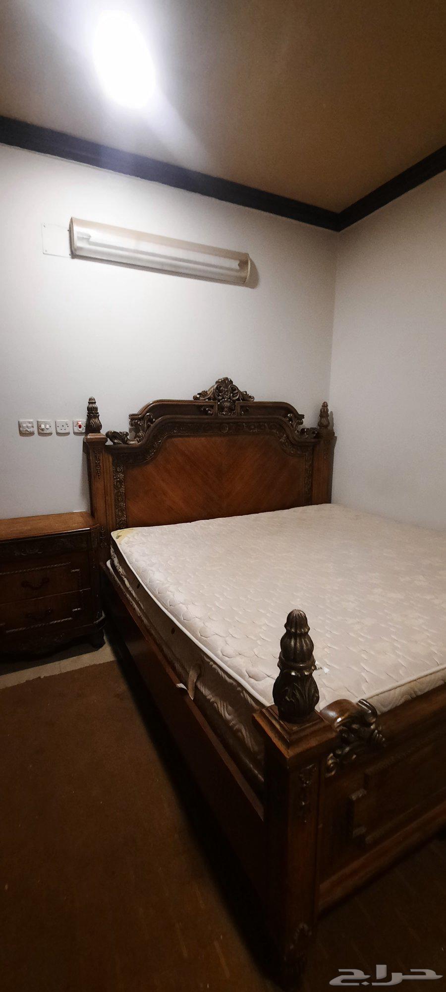 للبيع سرير 2متر 2متر مع مرتبه مع 2 كمودينو64446350663683111