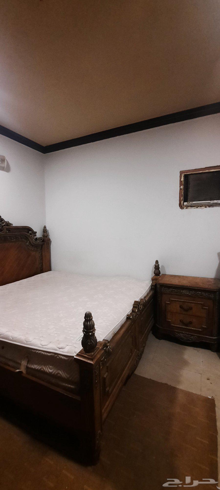 للبيع سرير 2متر 2متر مع مرتبه مع 2 كمودينو64446350663683112