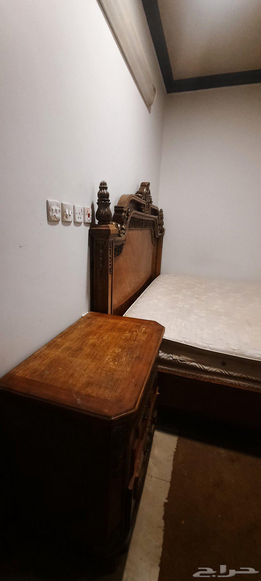 للبيع سرير 2متر 2متر مع مرتبه مع 2 كمودينو64446350663683110