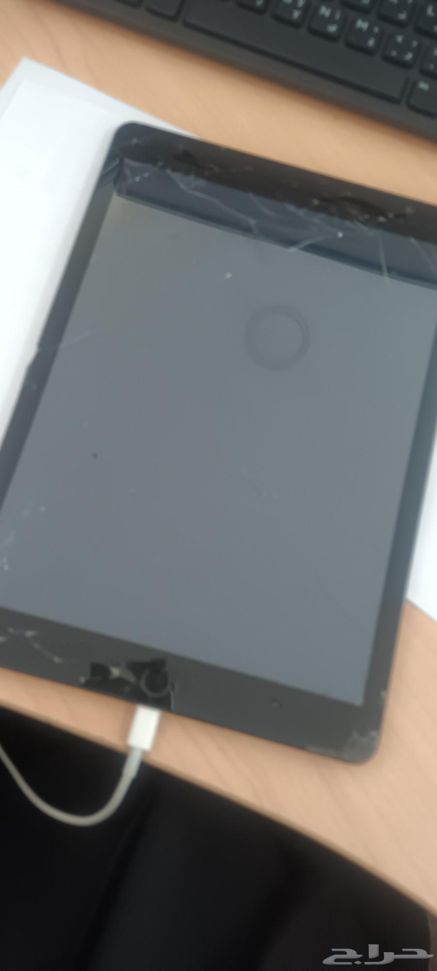 iPad for sale - Broken screen and needs software64531025854465110