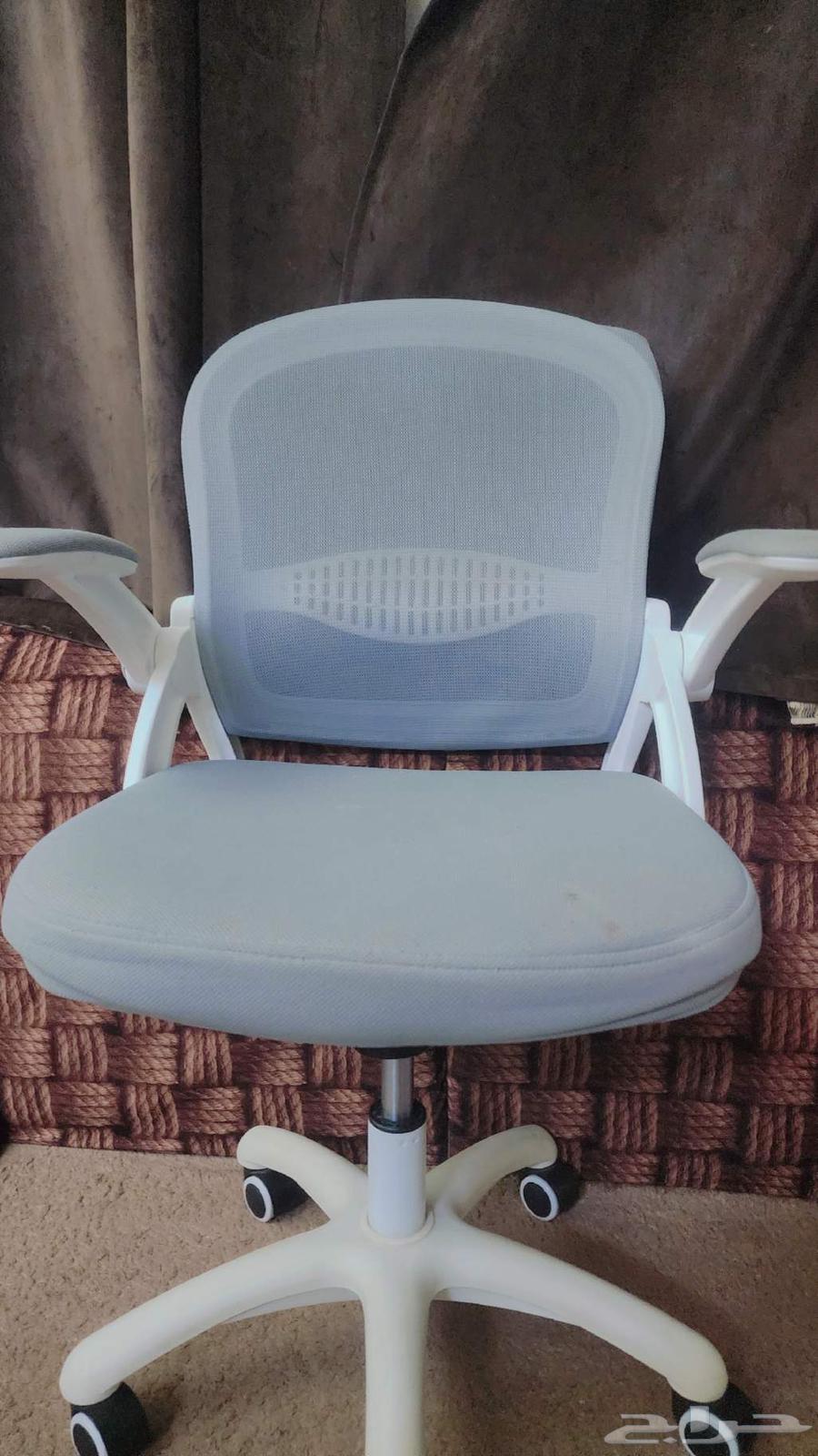 Clean chair and table, nothing on it, starting bid 25064535442560641111