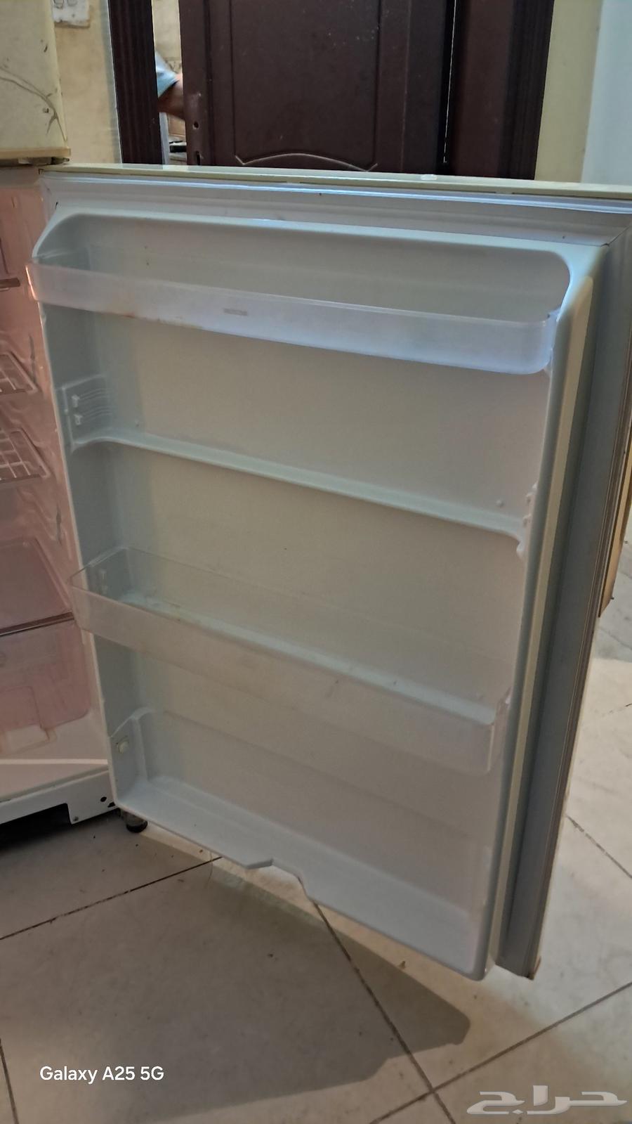 A clean refrigerator on condition, 110V electricity, comes with a converter from 220 to 11064537240386946113
