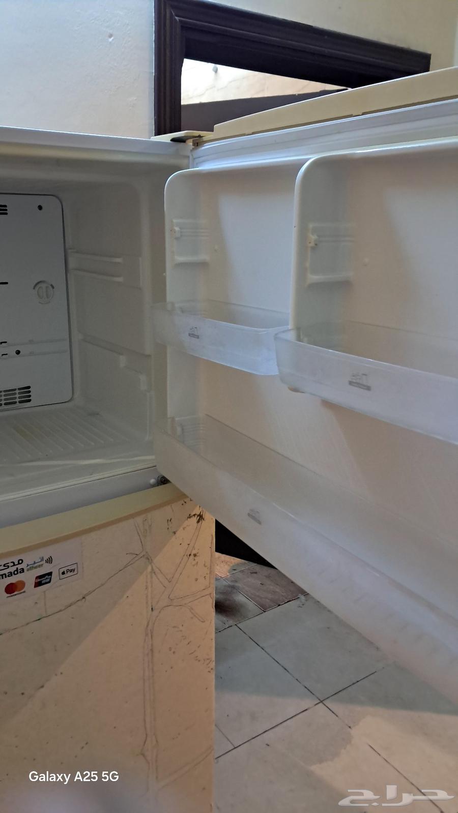 A clean refrigerator on condition, 110V electricity, comes with a converter from 220 to 11064537240386946111