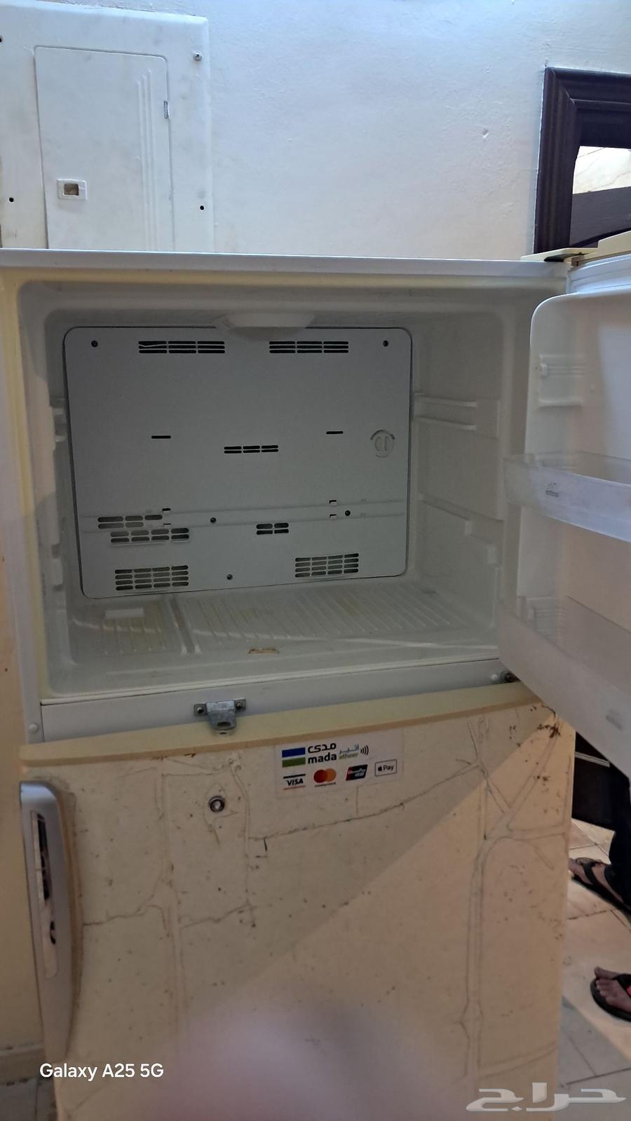 A clean refrigerator on condition, 110V electricity, comes with a converter from 220 to 11064537240386946112