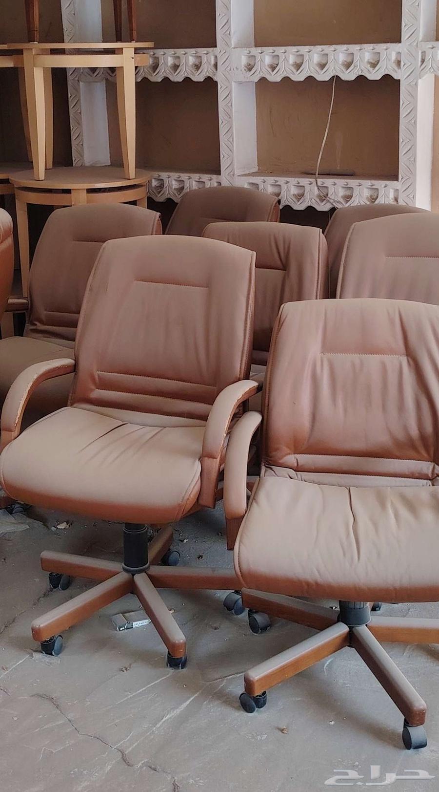 High-quality chairs, sofas, and tables64539429124226110