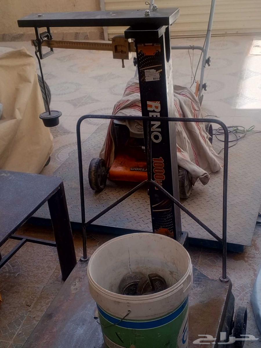For sale, a working iron scale in good condition and a Renault scale, newer model64476212175875112
