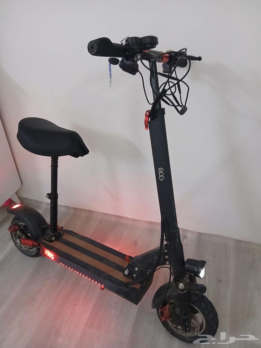 Semi-new 48-volt scooter with charger and two keys64542743339011111