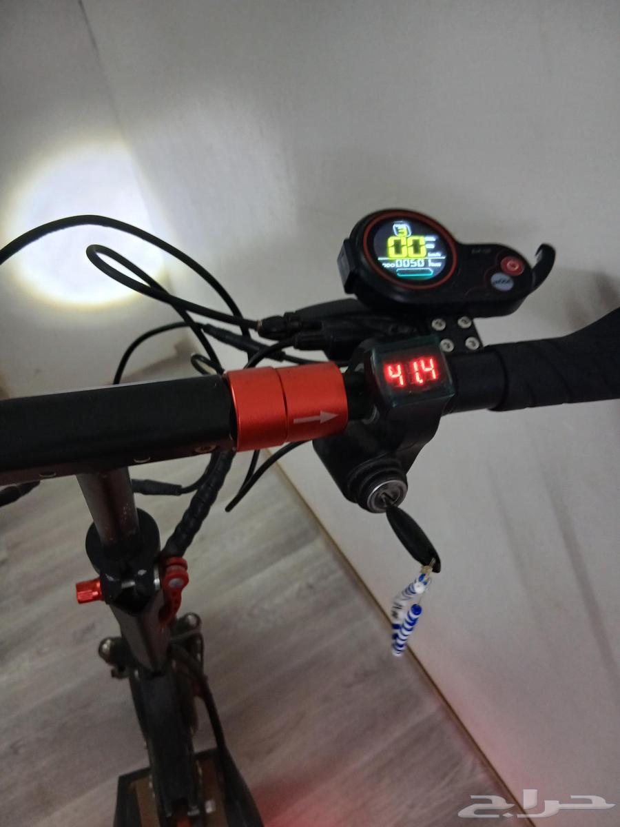 Semi-new 48-volt scooter with charger and two keys64542743339011112