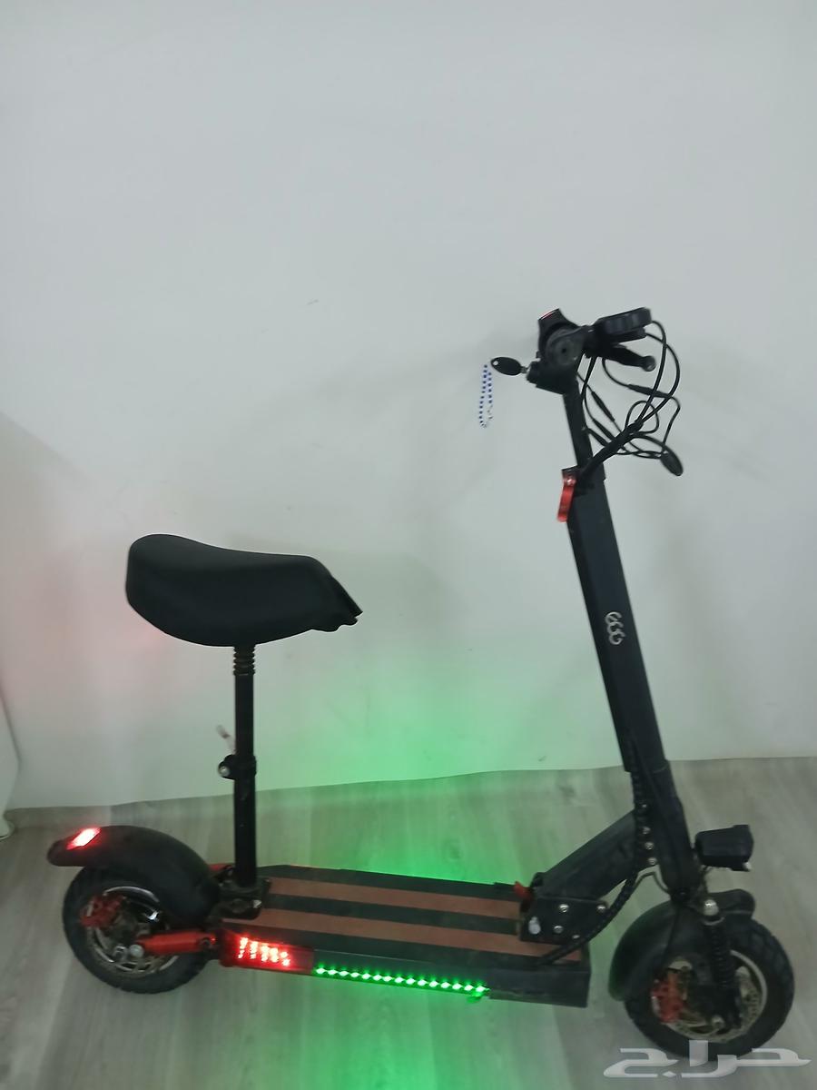Semi-new 48-volt scooter with charger and two keys64542743339011110