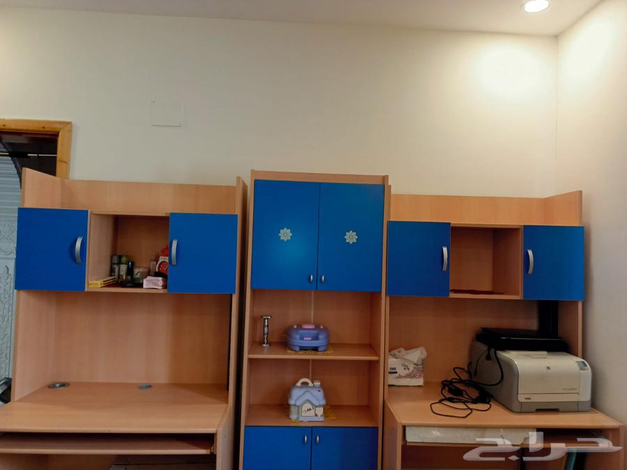 A bedroom with two beds, a large wardrobe, and two desks64538869531395111