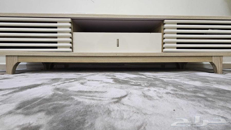 طاولة تلفزيون كبيره مافيها ولا عيب64535149388035111