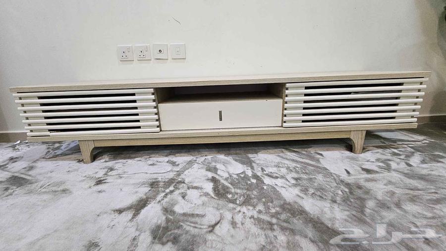 طاولة تلفزيون كبيره مافيها ولا عيب64535149388035112