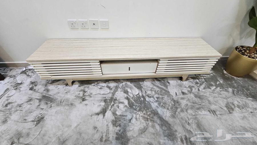 طاولة تلفزيون كبيره مافيها ولا عيب64535149388035113